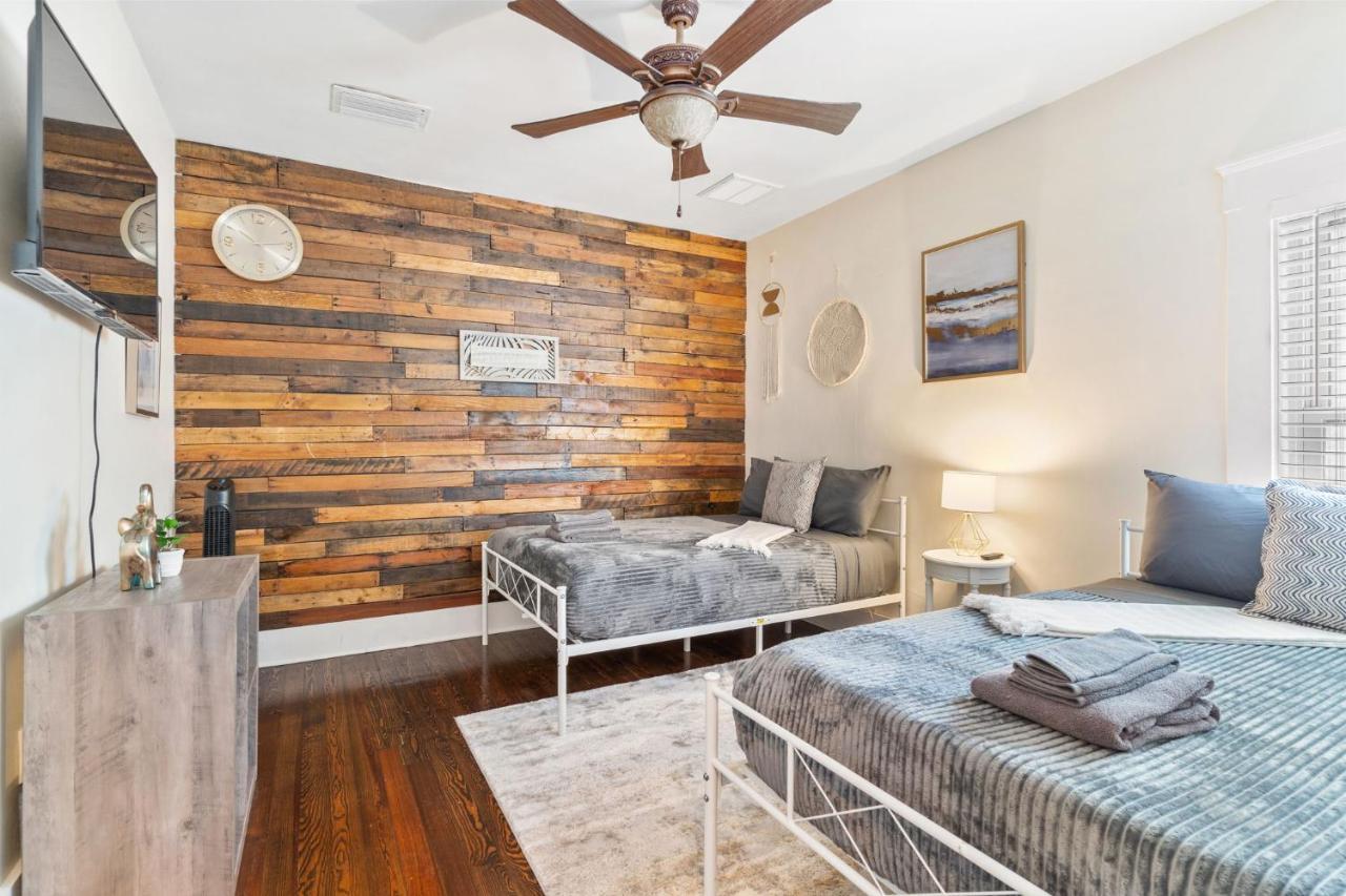 Four Different Options At One Great Location-- 1 - Spacious 3 Bed 2 Bath House Or 2- 2Nd Floor 2 Bed 1 Bath Guesthouse Or 3- 1St Floor Studio Or 3- A Tiny Home Rv Tampa Exteriör bild